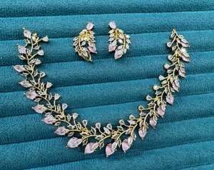 Ensemble multicolore avec boucles d'oreilles et colliers assortis, élégant pour les mariages, les fiançailles et les anniversaires. - Product Image 4