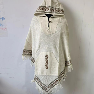 Poncho court en laine Kullu avec capuche Tissu tricoté Bouton brodé et décoration creuse - Product Image 1