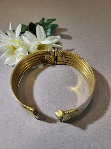 Elegantes brazaletes y pulseras de cuerno con intrincados detalles hechos a mano, ligeros, cómodos y para uso diario o festivo - Product Image 5