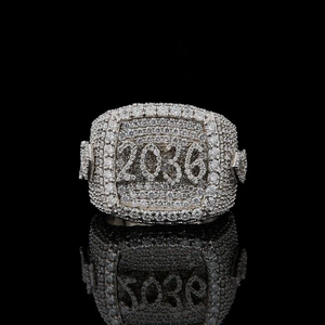 Anillo de Cóctel de Lujo con Moissanita VVS de Corte Redondo, Número Personalizado, Plata de Ley 925, Bañado en Rodio, para Regalo de Cumpleaños, Unisex - Product Image 1
