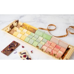 Plateau en métal doré au design classique avec plateau de présentation de service au chocolat à accent floral pour les fêtes et autres événements - Product Image 1