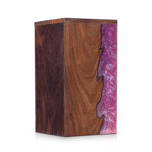 Urne funéraire en bois artisanale avec incrustation de résine rose, souvenir commémoratif - Product Image 1