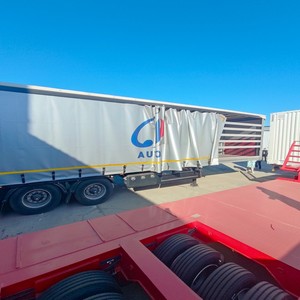 Nouvelle semi-remorque à plateau latéral de 70 tonnes à 3 essieux pour machines agricoles - Product Image 4