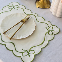 Ensemble de sets de table brodés en or en forme de fleur, serviettes en lin blanc, porte-couverts pour la décoration de table de mariage ou de fête