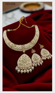 Ensemble collier et boucles d'oreilles colorés faits à la main avec des pierres kundan de différentes couleurs sculptées avec différentes couleurs au dos - Product Image 6