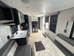 Autocaravana Usada 2022 F-o-r-e-s-t R-i-v-e-r O-z-a-r-k 2500TH, Compatible con Camionetas y Autos, para 4-6 Personas - Product Image 2