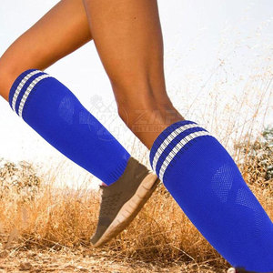 Chaussettes de football fabriquées avec des matériaux de performance pour garder les pieds au sec Chaussettes de football fraîches et concentrées - Product Image 4