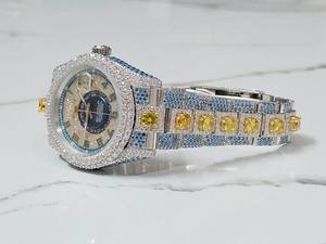 นาฬิกาข้อมือผู้ชายสไตล์ฮิปฮอป สายสองสี ประดับเพชรโมอิสซาไนต์ หน้าปัดสีฟ้าแบบอนาล็อก ยี่ห้อลักชัวรี่ มิโยตะ แสดงเวลาสองเขตเวลา พร้อมวันที่ - Product Image 3