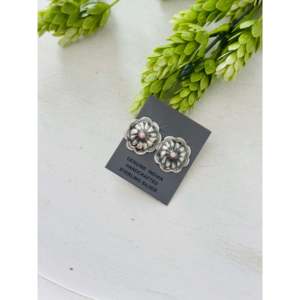 Pendientes de Plata de Ley con Concha Rosa Navajo, Diseño de Concho con Engaste de Bisel, Patrón Floral, Oro Blanco, Oro Rosa, Concha Principal - Product Image 3
