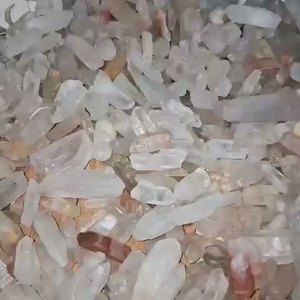 Vente en gros de baguettes de quartz clair brut sculptées en cristal naturel, pierres de guérison Reiki pour la décoration intérieure, le Feng Shui et l'amour - Product Image 5
