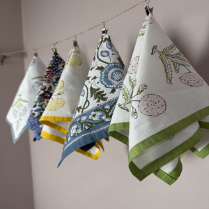 Servilletas y Pañuelos Cuadrados de Algodón Hechos a Mano con Diseños de Puntos y Flores para Fiestas de Invierno - Product Image 4