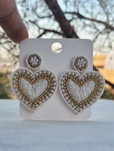 Pendientes bordados de cuentas de semillas Pendientes de diseño en forma de corazón de la India Pendientes hechos a mano para el Día de San Valentín - Product Image 5