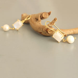Pendientes de Moda para Mujer, Chapados en Oro de 18k, con Cabujón de Piedra Lunar Arcoíris Natural al por Mayor y Perla Redonda - Product Image 6