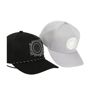 โรงงานผลิตหมวกกอล์ฟประสิทธิภาพสูง ตัดรูด้วยเลเซอร์ ระบายเหงื่อได้ดี พร้อมโลโก้ซิลิโคนแบบกำหนดเอง หมวกกีฬาปีกหมวกแบบบิดเกลียวพร้อมเชือก - Product Image 4