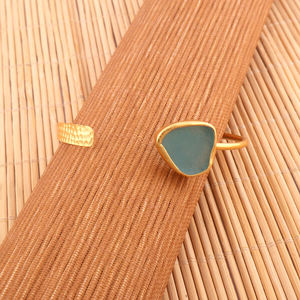 Bracelet fantaisie en pierre précieuse unique forme brute teint apatite bracelet manchette ouverte sur le devant Bracelet plaqué or 18 carats martelé - Product Image 2