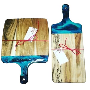 Tabla de Cortar y Servir de Madera de Mango Blanca con Diseño de Resina Epoxi con Efecto de Olas Marinas, Apta para Lavavajillas, Duradera y Fácil de Usar - Product Image 6