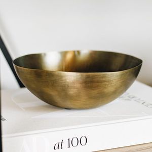 Bol décoratif en laiton avec ton doré rustique et base sculptée parfait pour les mariages à usage spirituel ou les thèmes de décoration bohème - Product Image 2