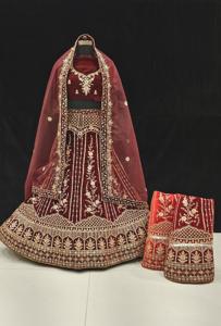 Exquisito terciopelo Lehenga Choli hilo dorado detalles con cuentas ropa India pakistaní para ocasiones festivas directamente India - Product Image 5