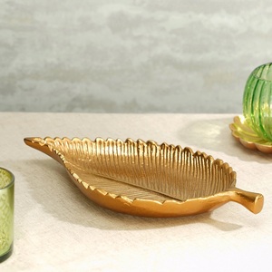Plateau en aluminium élégant en forme de feuille avec finition dorée, parfait pour la décoration de table de fête, le service de fruits secs ou la présentation de cadeaux - Product Image 3