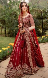 2025 @ ที่น่าทึ่งของผู้หญิง Maroon ชุดเจ้าสาว, ชุด lehenga กับ dupatta กับประดับด้วย dabka, หิน, งานลูกปัดแก้วคริสตัล - Product Image 2