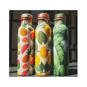 Bouteille d'eau en cuivre martelé artisanale, conçue pour l'hydratation quotidienne et le bien-être, avec finition polie et fabrication durable. - Product Image 6