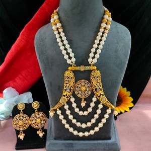 Ensemble de pendentif Kundan et audacieux de haute qualité avec perles idéal pour les mariages, collier de déclaration de rassemblements culturels pour les femmes - Product Image 2