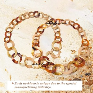 Collier Statement Chunky en Résine Beige et Marron pour Femme – Bijou Audacieux Tendance pour Tenues Décontractées et de Soirée - Product Image 3