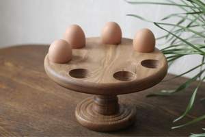 Estante tradicional de madera para huevos con aspecto clásico, ideal para casas rústicas y decoraciones de cocina de estilo vintage en todo el mundo - Product Image 3