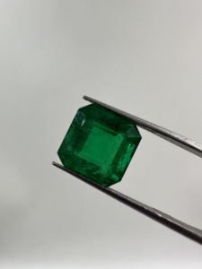 Couleur vert vif AAA, qualité supérieure, émeraude naturelle zambienne non traitée de qualité supérieure, coupe 3.55 cts pour les bijoux. - Product Image 6
