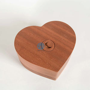 Souvenir d'urne de crémation en bois en forme de coeur pour les cendres d'animaux de compagnie Urne artisanale en bois massif avec couvercle de lune unique se ferme - Product Image 3