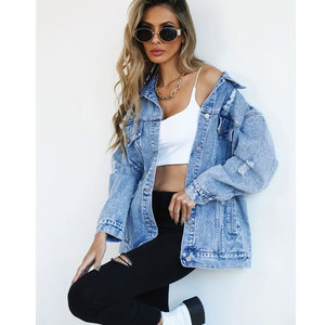 Veste en jean bleu clair surdimensionnée avec boutons argentés, poches poitrine, poches latérales et manches longues pour le streetwear - Product Image 4