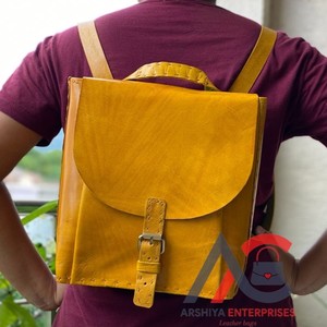 Mochila de cuero de caballo dos en uno con estilo unisex y bandolera de cuero duro único con cierre de cremallera forro de nailon - Product Image 1