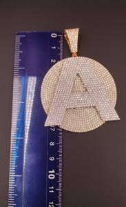 Pendentif Hip Hop en Argent 925 Jaune avec Moissanite Incolore et Diamants Sertis, Design Rond, Idéal pour les Rappers et les Tenues de Soirée - Product Image 6