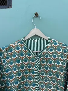 Chaqueta acolchada informal para mujer con cuello en V Bordado floral Bloque hecho a mano Impreso Botones de algodón Manga larga de doble cara - Product Image 4