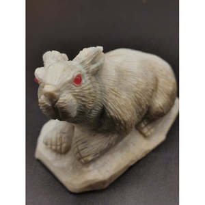 Sculpture de lapin en pierre de jade blanche - animal spirituel - décoration intérieure - sculpture en pierre précieuse - Product Image 3