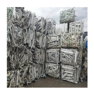 Fournisseur de rebuts de tuyaux en PVC gris et blanc, de profilés de fenêtres et de déchets - Product Image 1