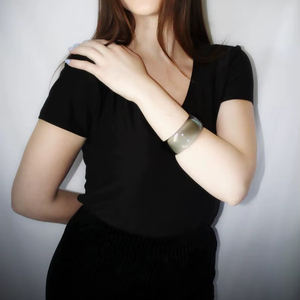 กำไลเรซินเจียระไนแบบไม่มีขอบดีไซน์ทันสมัยออกแบบโดยหัตถกรรม - Product Image 1