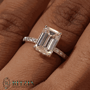 Anillo de compromiso de moissanita con corte esmeralda y halo oculto, engaste de púas, estilo adorable para mujer - Product Image 1