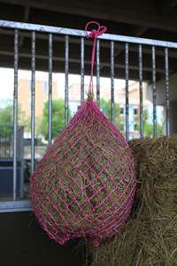 Filet à foin en nylon résistant pour chevaux, sac en maille à alimentation lente, durable et facile à remplir, idéal pour l'écurie, le hangar, le pâturage - Product Image 3