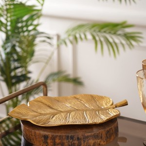 Bandeja de Hojas de Naaz con Textura Dorada de Pure Home and Living, Plato Reutilizable con Forma de Hoja Dorada, Myntra Pure Home and Living - Product Image 4