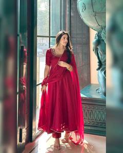 Costume de robe lourde avec belle broderie Pure Fendy Silk Val Moti Broderie Robe et bas avec Val Moti Dentelle Bordure Dupatta - Product Image 3