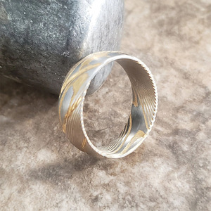 Anillo de Acero de Damasco para Hombre, Acabado Elegante con Textura Ondulada Única Forjada - Product Image 2
