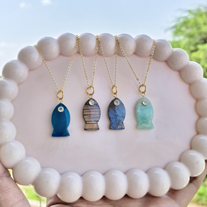 Pendentif en pierre de jade Apatite, poisson sculpté à la main, laiton, métal, breloques cz pour les yeux, plaqué or 18 carats, chaîne câblée, collier pendentif - Product Image 3