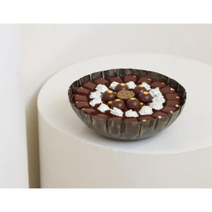 Nouveau bol de service au chocolat décoré d'antiquités en métal argenté bol de service à dessert au chocolat de luxe en vente - Product Image 3