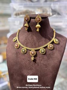 Ensemble de bijoux antiques élégants avec design lourd et boucles d'oreilles idéales pour les mariées indiennes assistant à des mariages et à des fêtes - Product Image 2