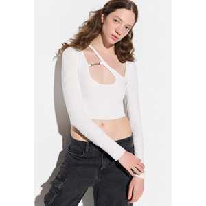 Blusa con Aberturas en el Hombro y el Pecho - Product Image 1