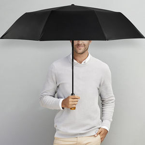 Parapluie pliant de luxe personnalisé noir grande taille 27 pouces coupe-vent avec poignée en bois pour voyage, soleil et pluie, avec impression de logo - Product Image 3