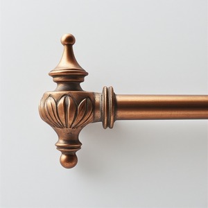 Poteau de rideau simple Horizon chaud fabriqué avec un ton poli brun offrant une apparence confortable, une force et un naturel - Product Image 1