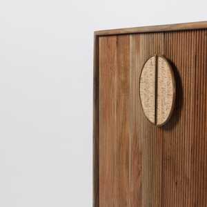 Gabinete de barra de madera de acacia acanalado Gabinete de bebidas moderno con puertas texturizadas, almacenamiento en la sala de estar. - Product Image 6