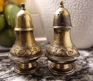 Sel et poivre décoratifs en laiton de style antique pour le dîner à la maison sur le thème royal et la célébration d'une occasion festive - Product Image 5